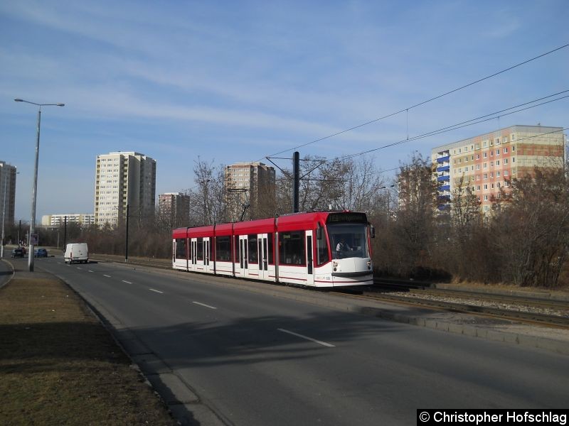 TW 638 auf der Linie 1 in Nordhäuser Straße kurz vor der Haltestelle Warschauer Straße. Bild: TW 638 auf der Linie 1 in Nordhäuser Straße kurz vor der Haltestelle Warschauer Straße.