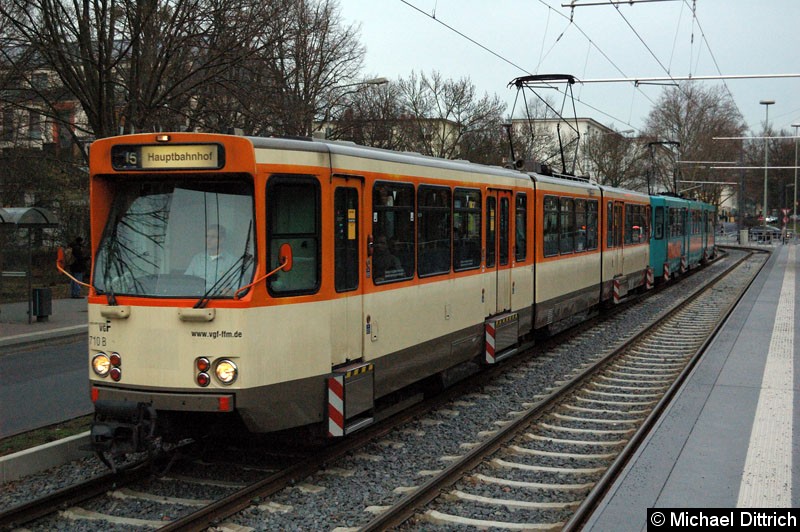 Bild: 710 und ein weiterer Wagen als Linie U5 an der Haltestelle Gießener Str.