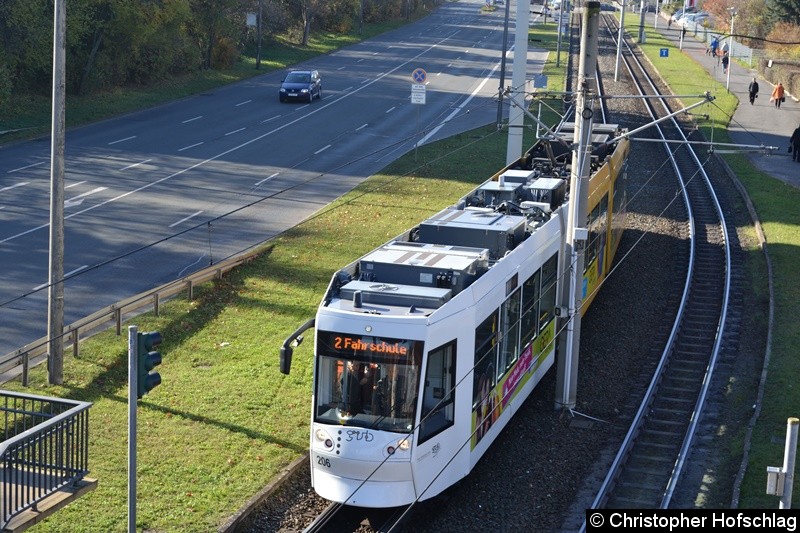 Bild: TW 206 als Fahrschule kurz vor der Haltestelle Fußgängerbrücke.