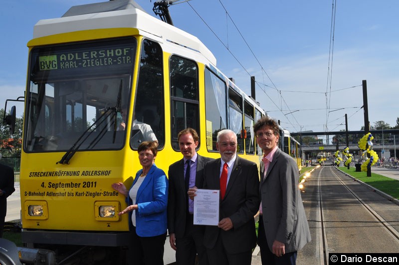 Bild: Vor dem Eröffnungszug stehen Verkehrssenatorin Ingeborg Junge-Reyer, Henrik Falk (Vorstand Finanzen), Klaus-Dietrich Matschke (Betriebsdirektor Straßenbahn) und Christian Gäbler (Verkehrspolitischer Sprecher der SPD).