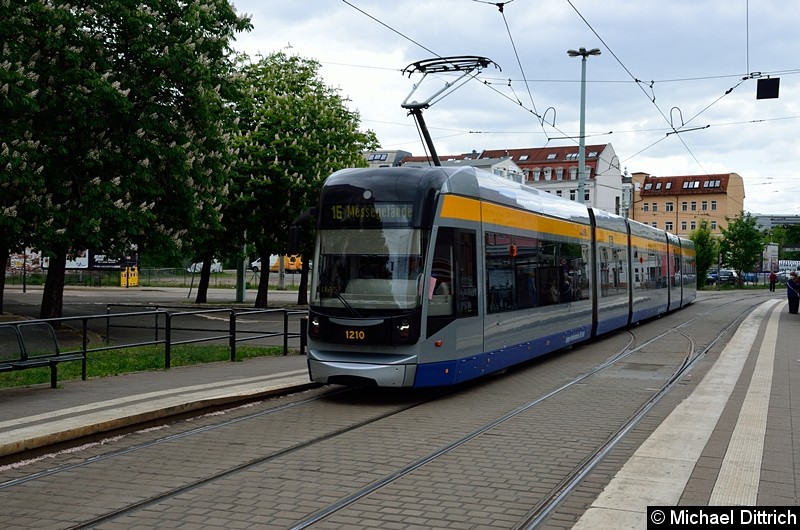 Bild: 1210 als Linie 16 an der Haltestelle Wilhelm-Liebknecht-Platz.