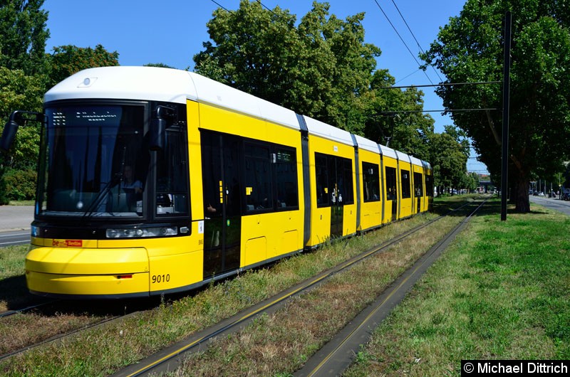 Bild: 9010 als Linie M5 zwischen den Haltestellen S Greifswalder Str und Greifswalder Str./Danziger Str.