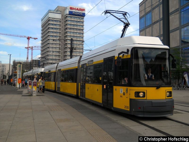 Bild: Eine GT6ZR-Traktion auf der Linie M4 am Alexanderplatz.