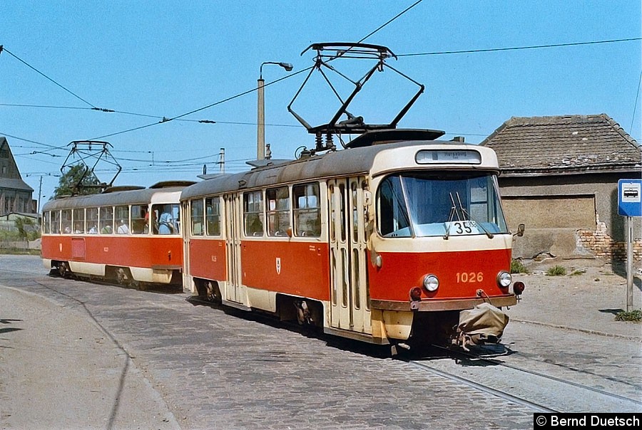 Die Tw 1027 + 1026 biegen vom Leunaweg auf die Strecke der Linie 5 nach Merseburg/Zentrum bzw. Bad Dürrenberg ein. Der vordere Triebwagen ist mit Fahrgästen besetzt, der hintere Wagen wird leer mitgeschleppt. Bild: Die Tw 1027 + 1026 biegen vom Leunaweg auf die Strecke der Linie 5 nach Merseburg/Zentrum bzw. Bad Dürrenberg ein. Der vordere Triebwagen ist mit Fahrgästen besetzt, der hintere Wagen wird leer mitgeschleppt.