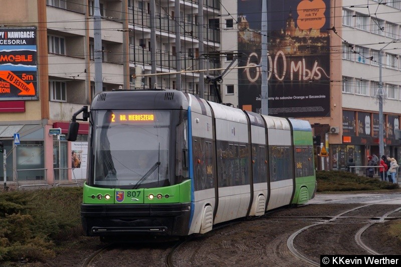 Bild: Pesa 120NaS TW 807 als Linie 2 nach DW. NIEBUSZEWO kommend von der Haltestelle Plac Rodła