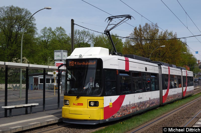 Bild: 1520 als Linie M8 an der Haltestelle Platz der Vereinten Nationen.