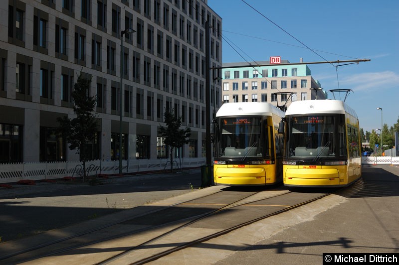 8013 und 8010 als Linie M4 in der Wendestelle Nordbahnhof. Die M4 wurde wegen einer Demo hierher umgeleitet. Bild: 8013 und 8010 als Linie M4 in der Wendestelle Nordbahnhof. Die M4 wurde wegen einer Demo hierher umgeleitet.