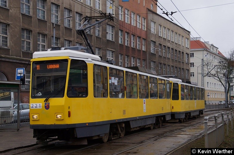 Bild: T6A2D TW 221+222 als Linie 11 nach LUDOWA steht gerade an der Haltestelle Plac Rodła
