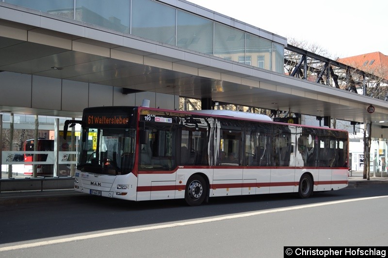 Bild: Wagen 190 als Linie 61 nach Waltersleben wartet am Busbahnhof auf seine Abfahrt.