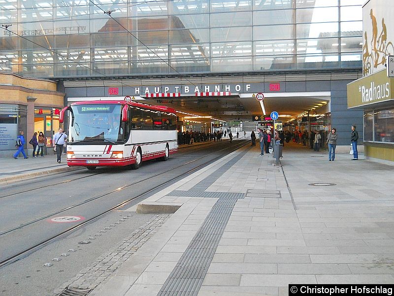 Bild: 156 verlässt grade den Haltenstellenbereich Hauptbahnhof.