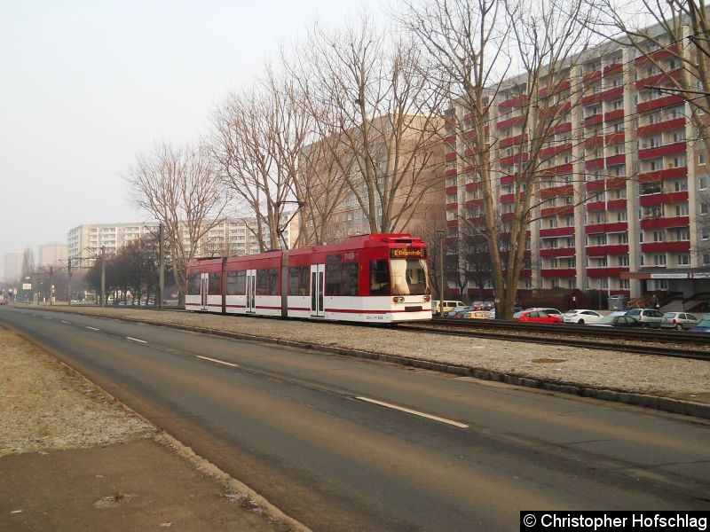Bild: TW 605 auf der Stadtbahnlinie 6 in der Nordhäuser Straße.
