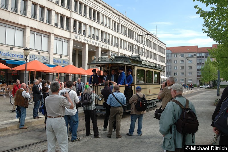Bild: Die Reporter vor dem Wagen 9 auf dem die Ehrengäste auf der Plattform stehen.