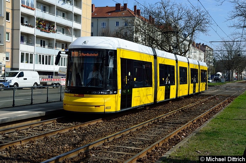 Bild: 4033 als Linie M10 an der Haltestelle Arnswalder Platz.