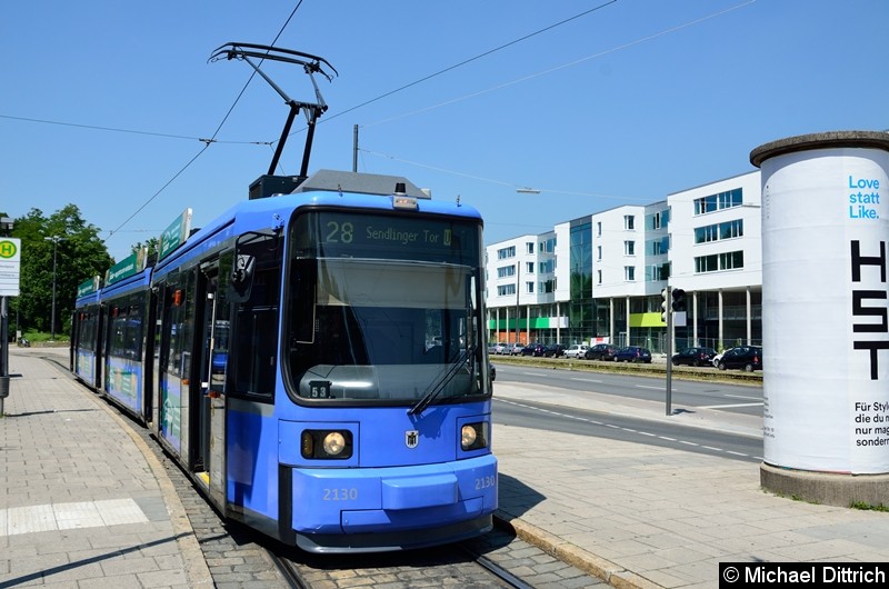 2130 als Linie 28 in der Endstelle U Scheidtplatz.
Leider war während meines Besuches in der Stadt kein P-Wagen im Einsatz. Bild: 2130 als Linie 28 in der Endstelle U Scheidtplatz.
Leider war während meines Besuches in der Stadt kein P-Wagen im Einsatz.