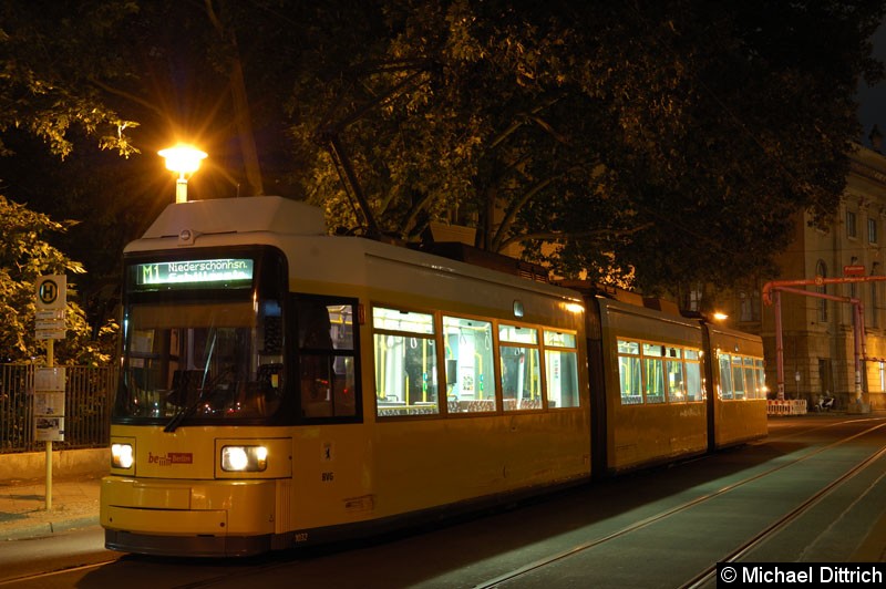 1032 als Linie M1 an der Haltestelle Am Kupfergraben.
Die schwarzen Streifen an der Seite enstanden bei einem Unfall den der Wagen am Vormittag hatte. Bild: 1032 als Linie M1 an der Haltestelle Am Kupfergraben.
Die schwarzen Streifen an der Seite enstanden bei einem Unfall den der Wagen am Vormittag hatte.