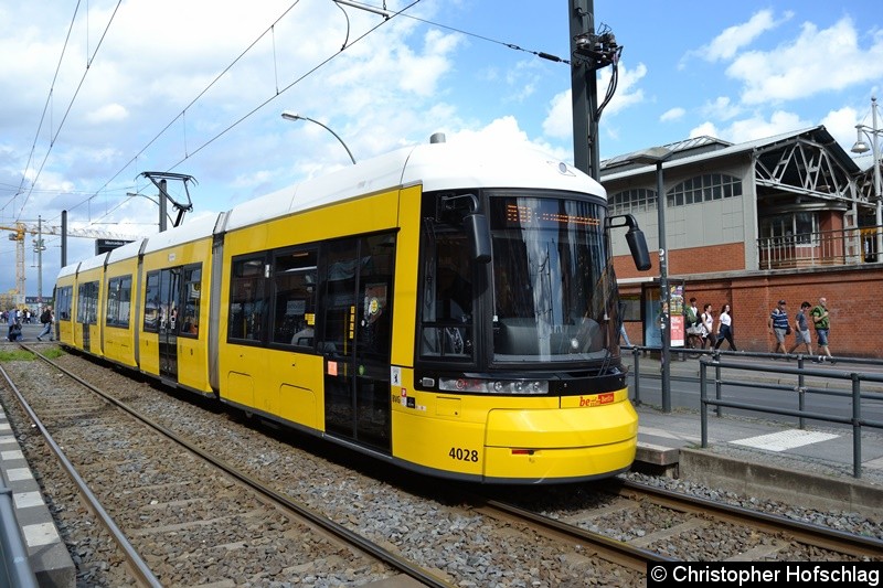 Bild: TW 4028 als Linie M10 an der Haltestelle S+U-Bahnhof Warschauer Straße.