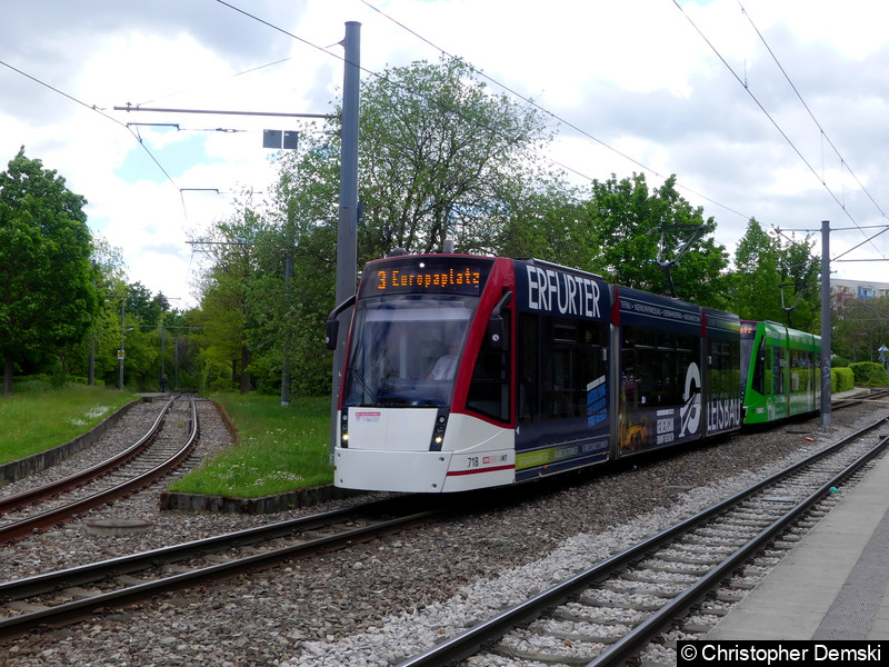 TW 718+719 als Linie 3 kurz vor der Haltestelle Melchendorf.