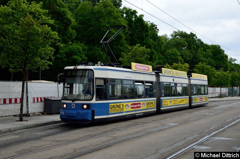 Bild: 2115 als Linie 21 in der Endstelle U Westfriedhof.