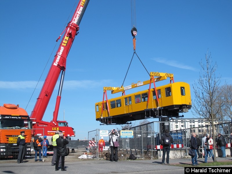 Wagen 2675 wird aus dem Tunnel rausgehoben. Diese Wagen werden überholt und auf der U-Bahnlinie 6 eingesetzt. Bild: Wagen 2675 wird aus dem Tunnel rausgehoben. Diese Wagen werden überholt und auf der U-Bahnlinie 6 eingesetzt.
