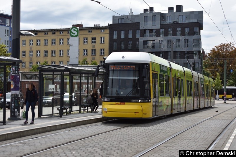 Bild: TW 9001 bei der Einfahrt in die Haltestelle S-Nordbahnhof.