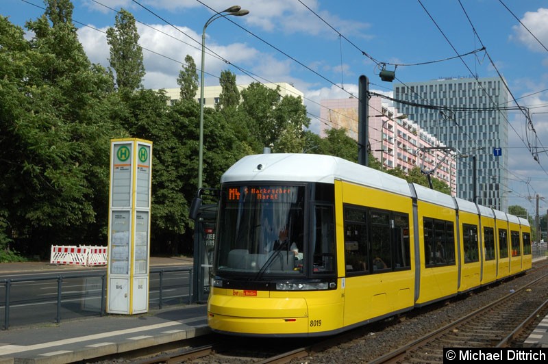 Bild: 8019 als Linie M4 an der Haltestelle Mollstr./Prenzlauer Allee.