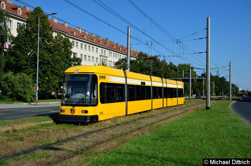 2516 als Linie 12 in der Grunaer Straße zwischen den Haltestellen Deutsches Hygiene-Museum und Pirnaischer Platz. Bild: 2516 als Linie 12 in der Grunaer Straße zwischen den Haltestellen Deutsches Hygiene-Museum und Pirnaischer Platz.