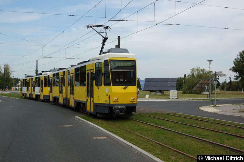 Bild: 6012 verlässt gerade die Karl-Ziegler-Straße und befährt die Max-Born-Straße.