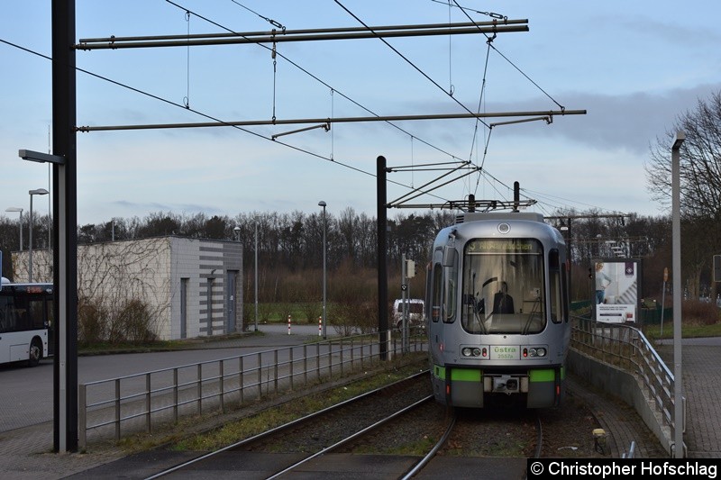 Bild: TW 2557+2581 als Linie 3 bei der Einfahrt in die Wendeanlage Altwarmbüchen.