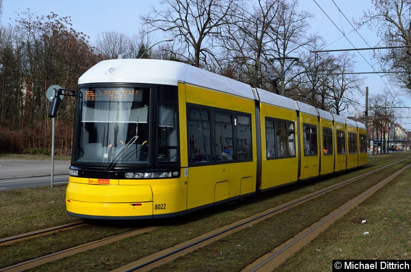 Bild: 8022 als Linie M4 kurz vor der Haltestelle Greifswalder Str./Danziger Str.