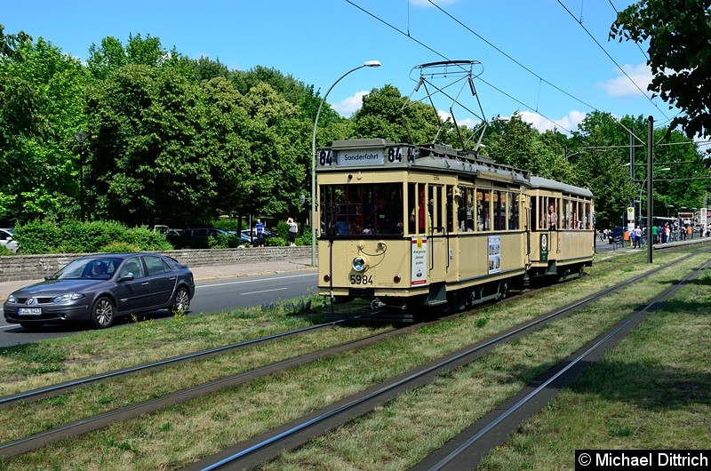 Bild: 5984 und 339 fuhren als dritter Wagen in einem Straßenbahnkorso anlässlich 150 Jahre Straßenbahn in Berlin.