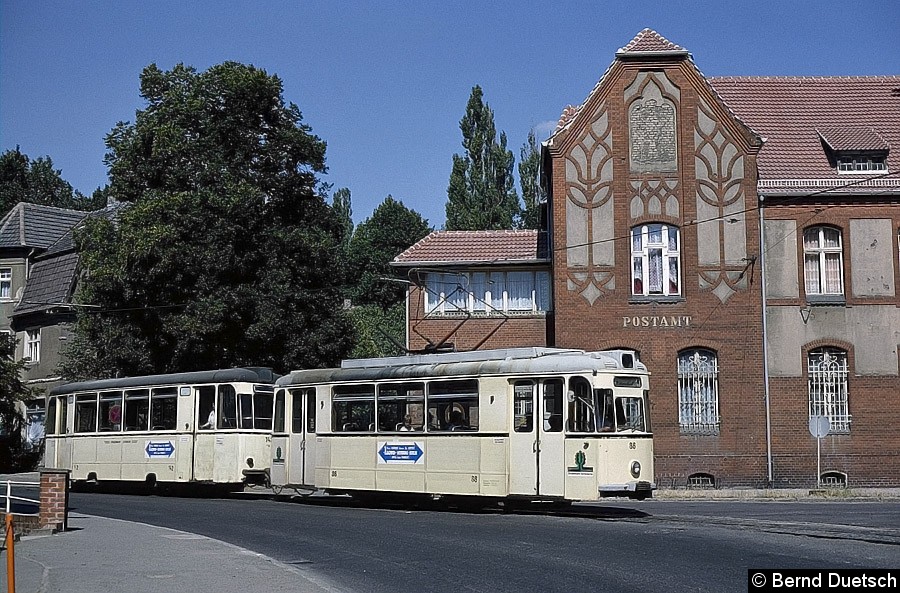 Auch mit einem Reko-Beiwagen behängt fuhren die Gotha-Tw gelegentlich durch Schöneiche und Rüdersdorf. Hier fährt Tw 86 mit Reko-Bw 142 an der Post in Rüdersdorf vorbei. Der Triebwagen fuhr ursprünglich in Görlitz Bild: Auch mit einem Reko-Beiwagen behängt fuhren die Gotha-Tw gelegentlich durch Schöneiche und Rüdersdorf. Hier fährt Tw 86 mit Reko-Bw 142 an der Post in Rüdersdorf vorbei. Der Triebwagen fuhr ursprünglich in Görlitz