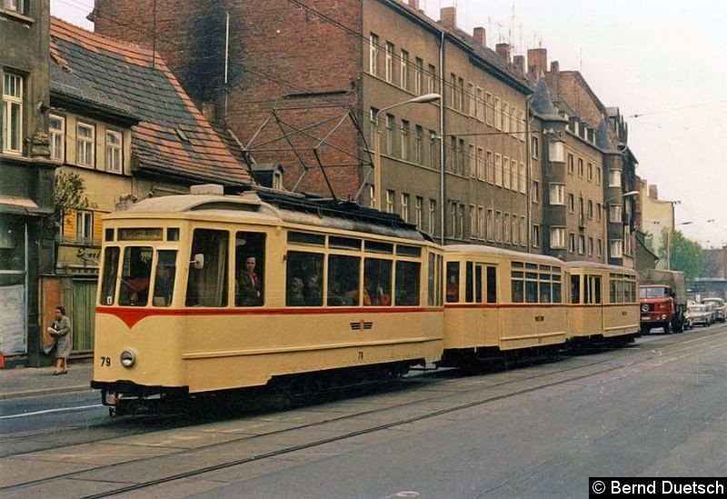 Bild: Tw 79 (Serie 76 - 81; 1930 von Lindner gebaut) mit zwei Vorkriegs-Bw
auf der Linie 1 vom Dalbergsweg nach Erfurt-Nord auf der Johannesstraße. 