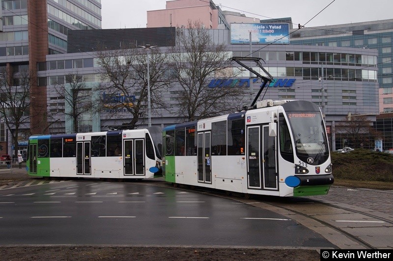 Bild: TW 513+514 als Linie 12 verließ die Haltestelle Plac Rodła und biegt rechts weg in Richtung POMORZANY