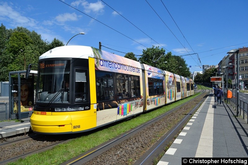 Bild: TW 8018 als Linie M8 an der Haltestelle Platz der Vereinten Nationen.