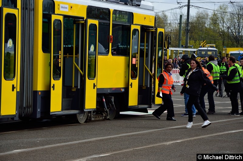 Bild: Nach dem Abschieben musste die Fahrerin bzw. der Fahrer des zweiten Wagens nach vorne rennen und auf einen Buzzer drücken. Da wurde dann die Zeit angehalten.