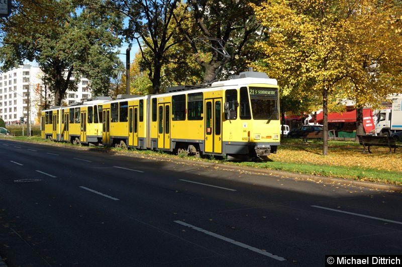 Bild: 6050+6080 als Linie 21 zwischen den Haltestellen Bersarinplatz und U Frankfurter Tor.
