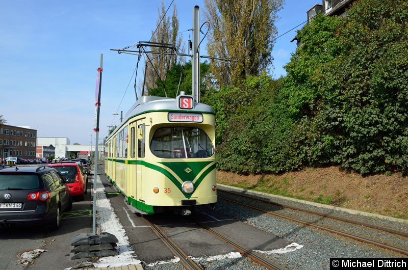 Bild: Wagen 35 steht hier vor dem Betriebshof der Straßenbahn.