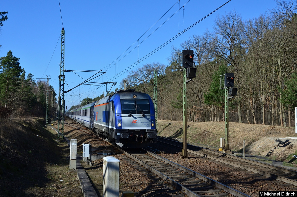 5 370 001 mit einem Eurocity bei der Durchfahrt in Fangschleuse.