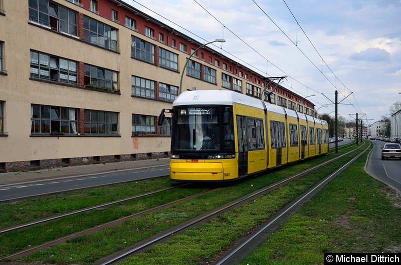 Bild: 9002 als Linie M4 in der Buschallee kurz vor der gleichnamigen Haltestelle.