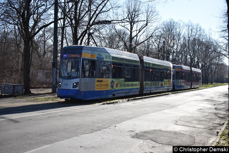 Bild: TW 1327+1323 als Linie 4 wartet auf seine Abfahrt in der Naunhofer Straße.