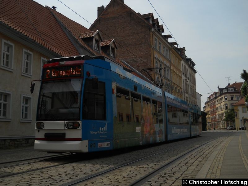 TW 610 mit seiner Neuen Webung für die Thüringer Aufbaubank in der Manizerhofstraße als Linie 2. Bild: TW 610 mit seiner Neuen Webung für die Thüringer Aufbaubank in der Manizerhofstraße als Linie 2.