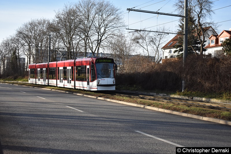 TW 651 als Linie 4 unterwegs zwischen der Haltestelle Hauptfriedhof und Nibelungenweg. Bild: TW 651 als Linie 4 unterwegs zwischen der Haltestelle Hauptfriedhof und Nibelungenweg.