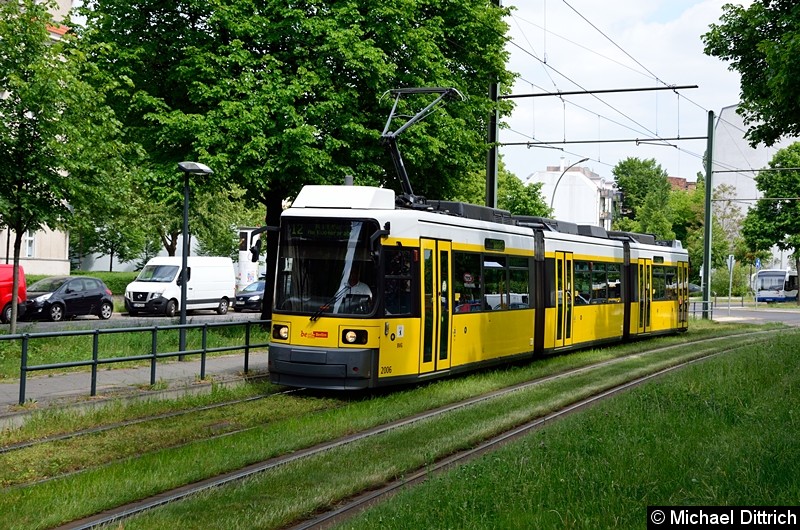 2006 als Linie 12 zwischen den Haltestellen Stahlheimer Str./Wisbyer Str. und Prenzlauer Allee/Ostseestr. Bild: 2006 als Linie 12 zwischen den Haltestellen Stahlheimer Str./Wisbyer Str. und Prenzlauer Allee/Ostseestr.