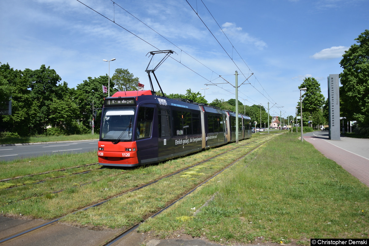 Tw 1120 bei der Einfahrt in die Haltestelle Doku-Zentrum.