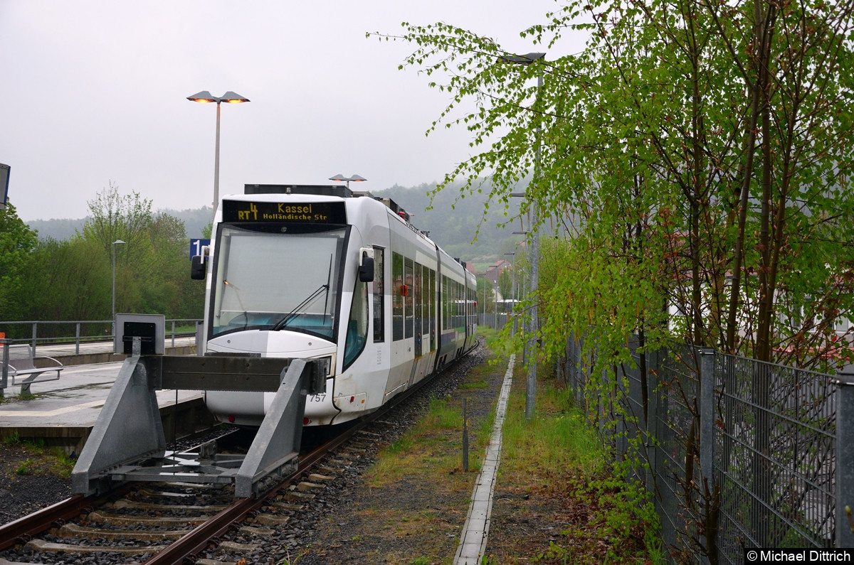 Wagen 757 (NVR: 94 80 0689 757-2 D-RBK) steht als Linie RT4 im Bahnhof Wolfhagen.