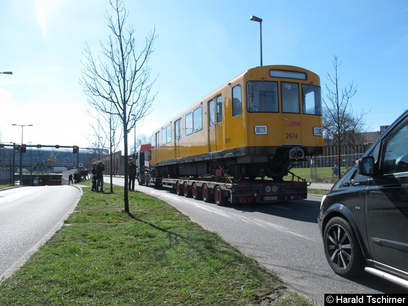 Bild: Abtransport des Wagens 2674 in die Betriebswerkstatt nach Britz.