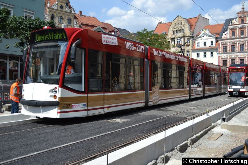 TW 637 steht jetzt in der neuen Haltestelle Fischmarkt. Die Experten kontrollieren jetzt den Abstand zwischen Haltestelle und Fahrzeug. Bild: TW 637 steht jetzt in der neuen Haltestelle Fischmarkt. Die Experten kontrollieren jetzt den Abstand zwischen Haltestelle und Fahrzeug.