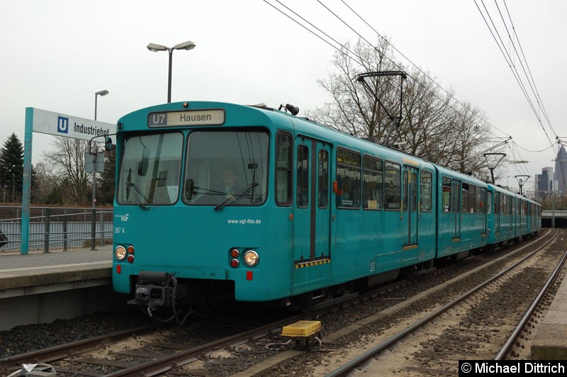 387+401+391 als U7 in der Haltestelle Industriehof