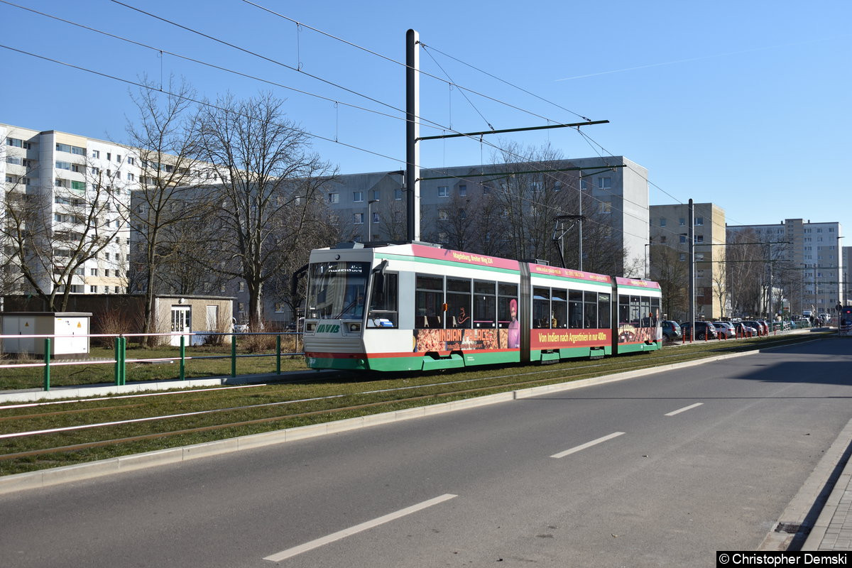 Bild: TW 1368 als Linie 1 unterwegs auf der Johannes-R.-Becker-Straße in Richtung Kannenstieg.