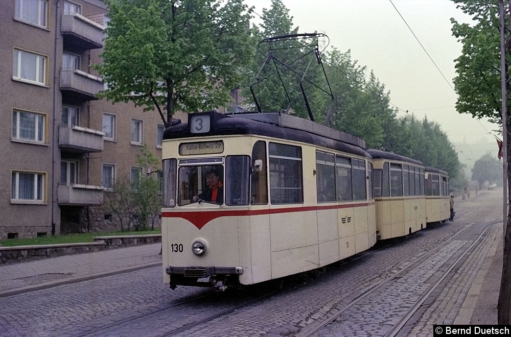 Die Endstation an der Käthe-Kollwitz-Straße mit Tw 130 und zwei Beiwagen (1977). Dieses kurze Streckenstück in der genannten Straße gibt es heute nicht mehr. Bild: Die Endstation an der Käthe-Kollwitz-Straße mit Tw 130 und zwei Beiwagen (1977). Dieses kurze Streckenstück in der genannten Straße gibt es heute nicht mehr.